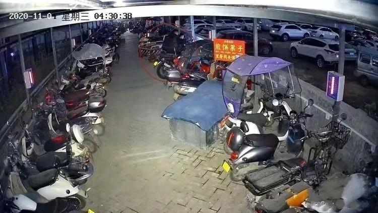 西安两男子凌晨偷车监控全程“记录” 嫌疑人落网车主无损失
