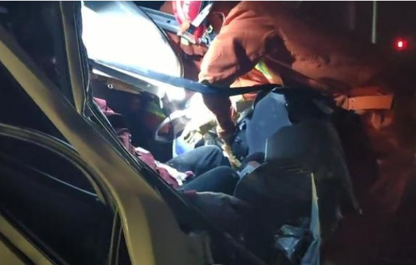 西安南韦村两卡车相撞一人双腿被卡 消防20分钟后成功救援
