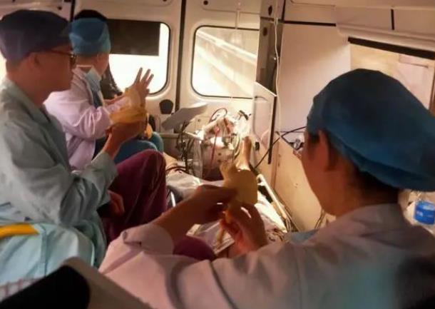河南医护人员救护车内吃香蕉遭网暴 当事医生、患者家属回应