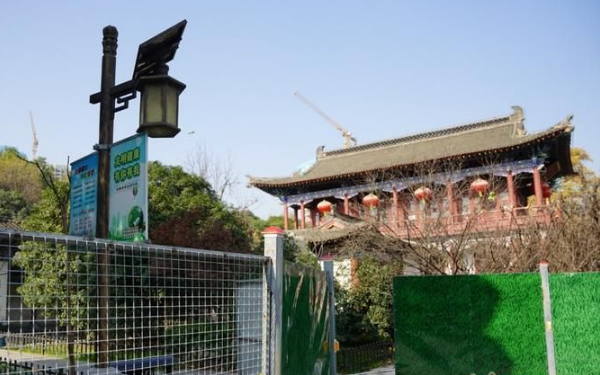 西安兴庆宫游乐设施围挡拆迁 市民：大象滑梯承载两辈人回忆