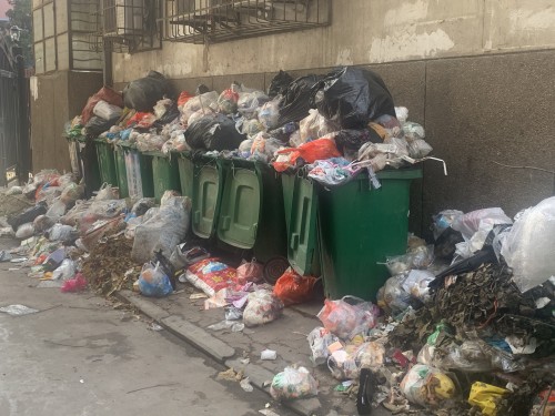 追踪|宝鸡渭滨区话西小区垃圾堆积无人清理 社区已连夜清理到位