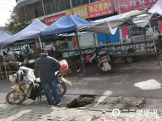 咸阳马庄街道一处下水道盖板破损出现深坑 镇政府：立即修复