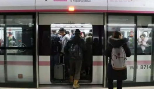 武汉一女子挤地铁致10级伤残索赔17万 法院：地铁无需担责