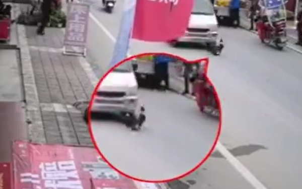 陕西2岁儿童横穿马路被面包车撞亡 一违停车也被判担责