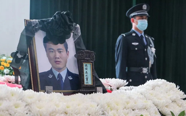 渭南35岁民警张周亮因公牺牲 追悼会现场10岁儿子抚摸父亲脸颊