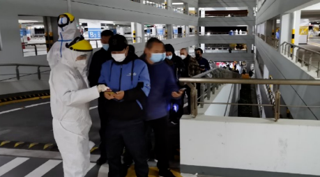 上海浦东国际机场组织所有相关工作人员连夜进行核酸检测