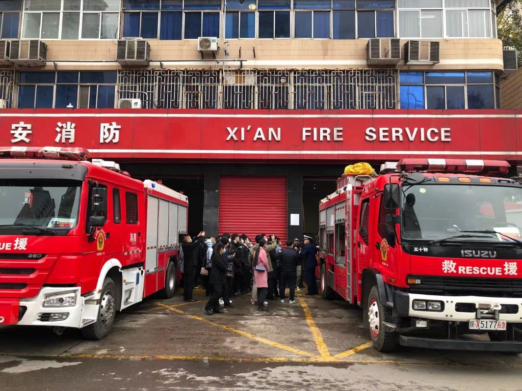 西安市民参观碑林消防科普教育基地 VR体验出警灭火全过程