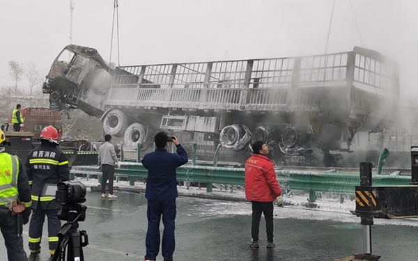 包茂高速陕西段车祸救援结束 事故原因为团雾、桥梁结冰