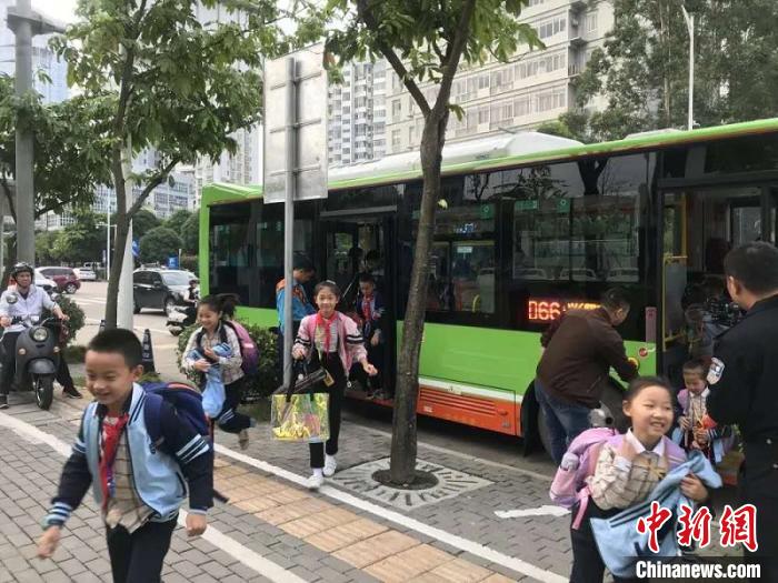 广西南宁创新推出护学公交解决家长无暇接送难题