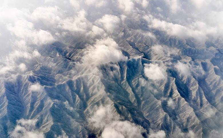 飞机上航拍初冬秦岭景色 云雾缭绕如画卷