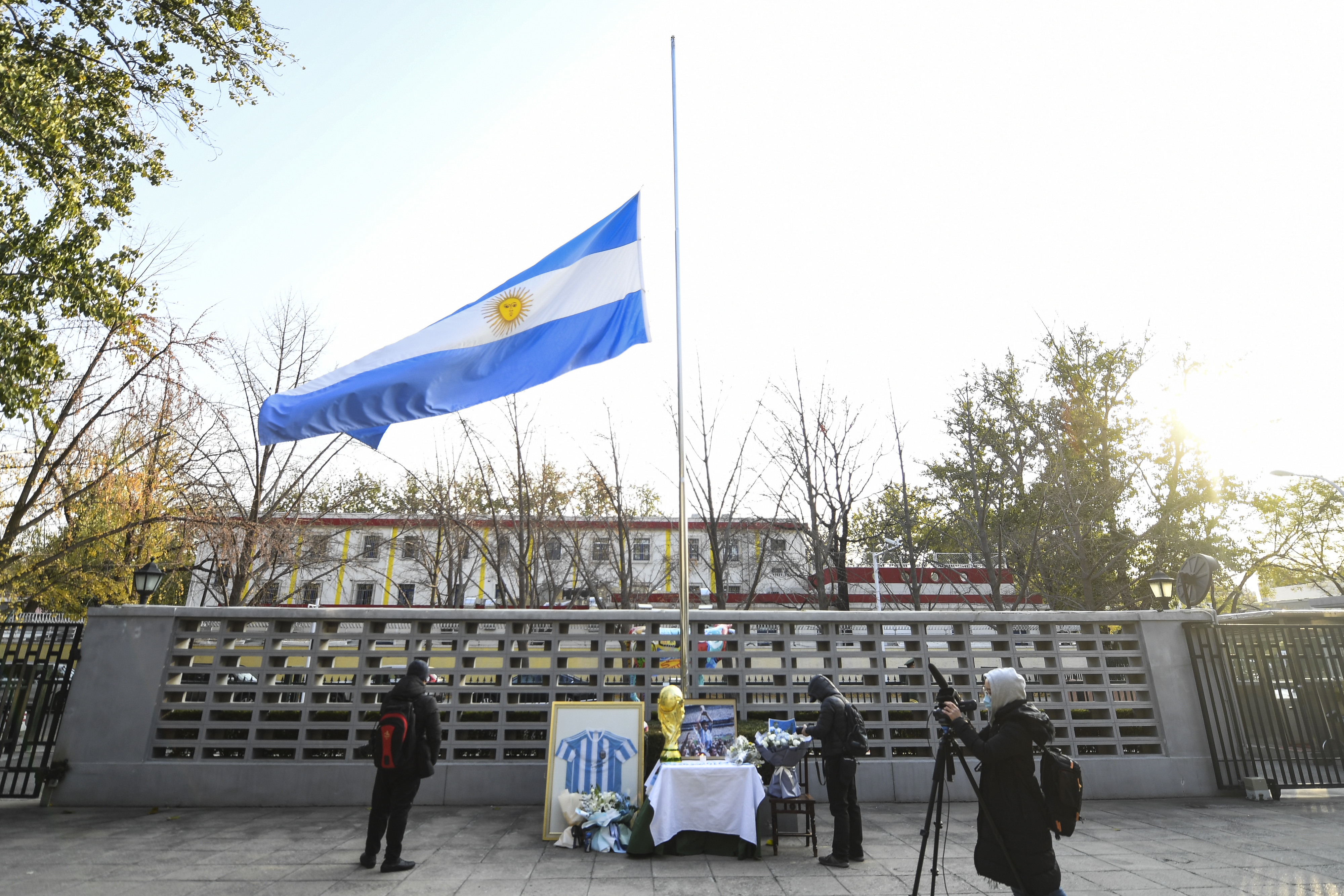 阿根廷驻华大使馆降半旗志哀。