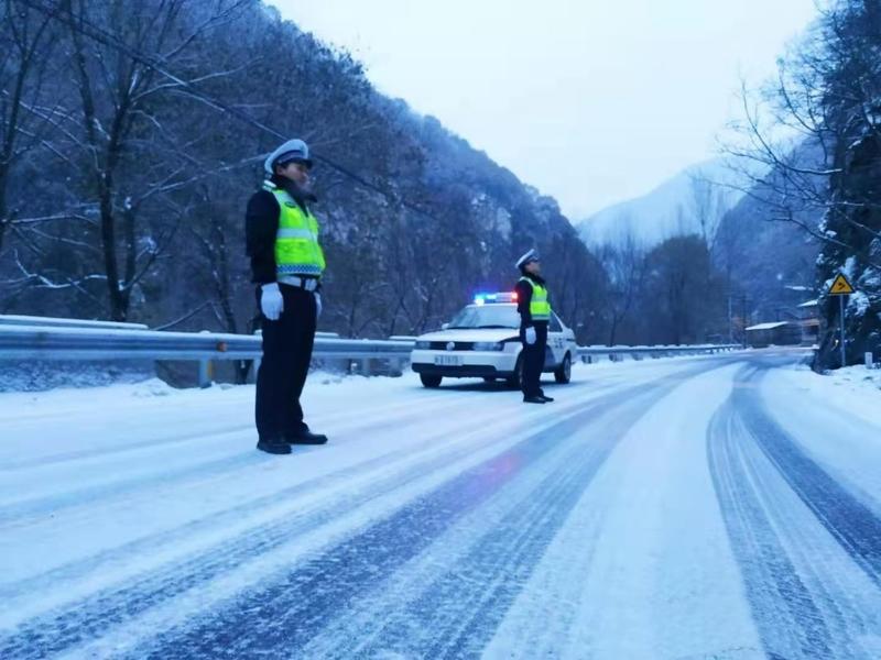 秦岭山区降雪致多处道路结冰 210国道长安段交通管制至12月4日
