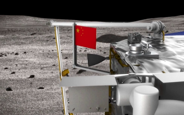 嫦娥五号首次在月球独立展示国旗