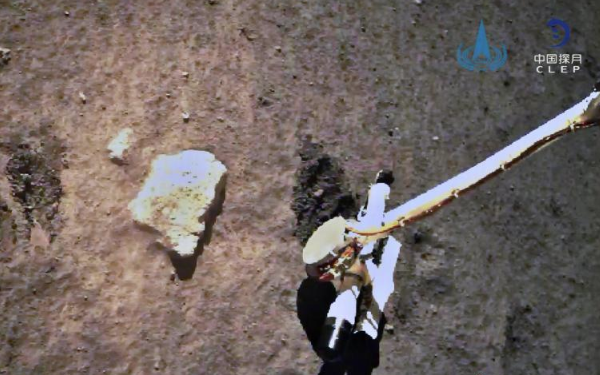 “挖土”19小时 嫦娥五号完成月面自动采样封装