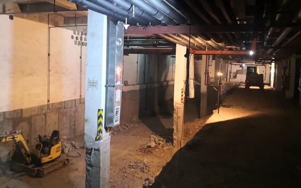 西安金茂紫庭地下车库挖了3米深坑 被叫停后至今“烂尾”