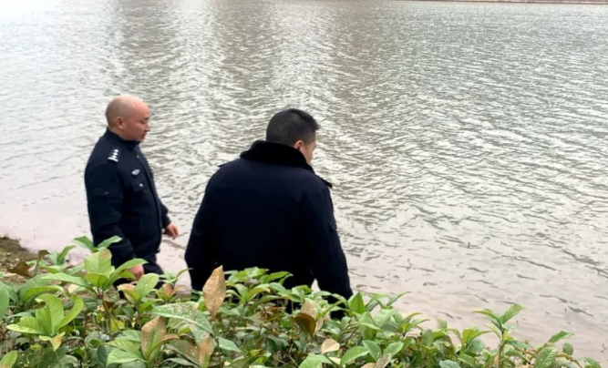 重庆开州一醉酒男子凌晨坠湖 两民警跳进水中奋勇救回