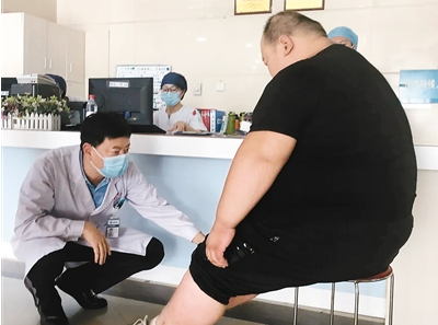 西安31岁男子体重220.5公斤走路难 减重手术助其摆脱困扰