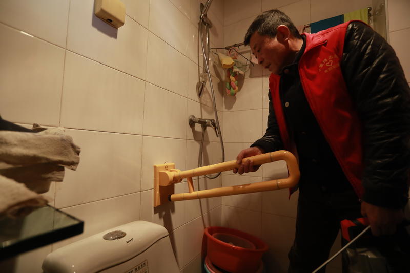 西安唐都花园社区为高龄老人免费安装防滑扶手 解决老人如厕难
