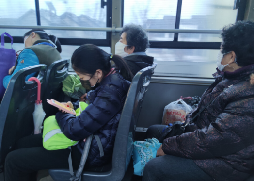 乘公交拒戴口罩挑衅民警“你枪毙了我” 女子被北京警方刑拘