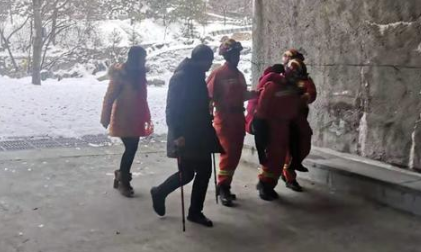五旬女子扭伤脚被困山 积雪路滑西安消防员轮流背下山