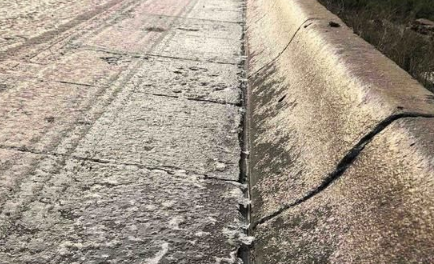 西安道路洒水结冰引发多起交通事故 低温天洒水为何停不下来？