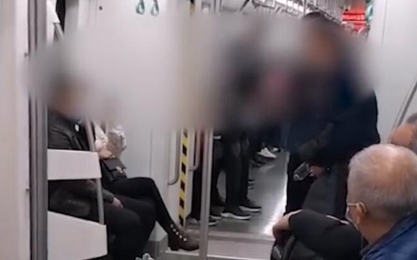 西安地铁两男子因座位发生争吵 一男子叫骂：你碎怂