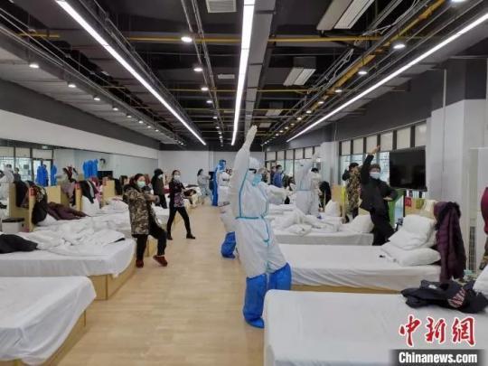在武汉大花山方舱医院，医护人员带领一批患者积极“解锁”太极拳技能。 张明 摄