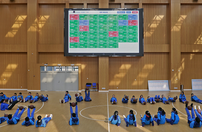 西安未来三年内要建120所智慧校园 体育课戴手环可实时监测心率