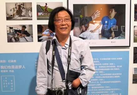 无手大叔靠摄影谋生39年 曾用三年记录100位残疾人故事