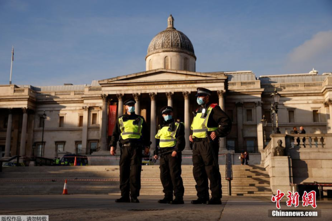 当地时间11月5日，英国伦敦，戴着口罩的警察在国家美术馆前巡逻。图片来源：中新网