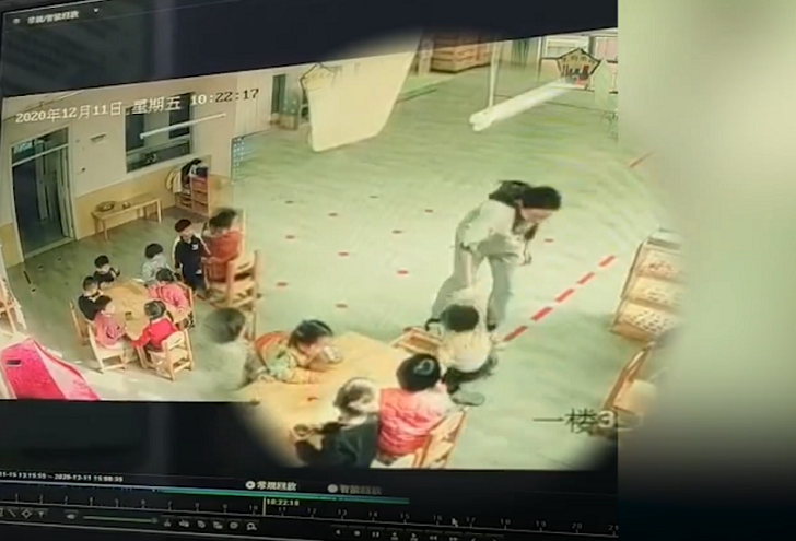 西安新华幼儿园一男童被老师拖摔致伤 警方：涉事教师行拘15日