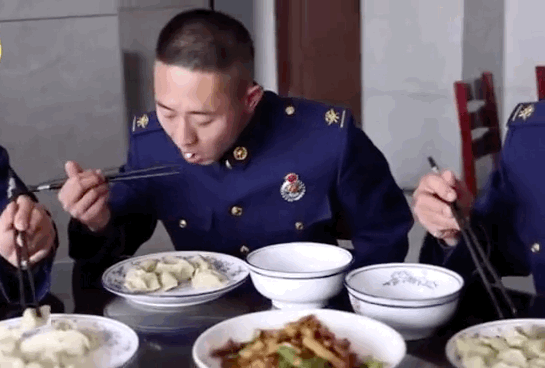 西咸新区消防员吃饺子认出“妈妈的味道” 这个热搜让人泪目