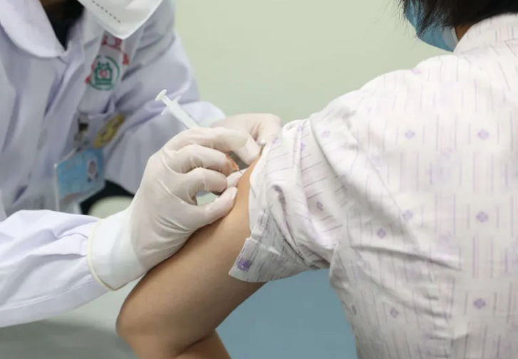 陕西省第一针新冠病毒疫苗完成接种 接种者为机场工作人员