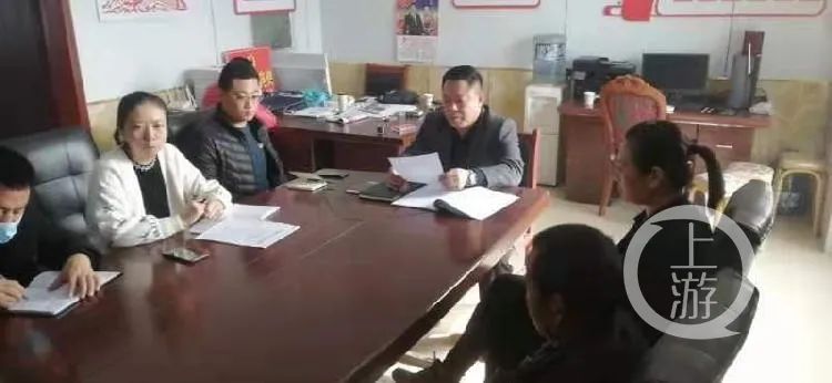 被停职后，杨兆寅（左起第4位）仍以村党支部书记的身份主持工作并在10月30日出席了杨土村的党员相关活动。/受访者供图