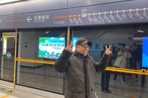 地铁9号线正式开通运营 “纺织城-秦陵西”市民乘客热情高涨