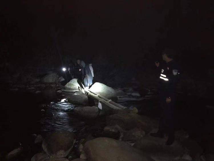 5名大学生元旦登山被河道困住 西安鄠邑警方深夜前往解救