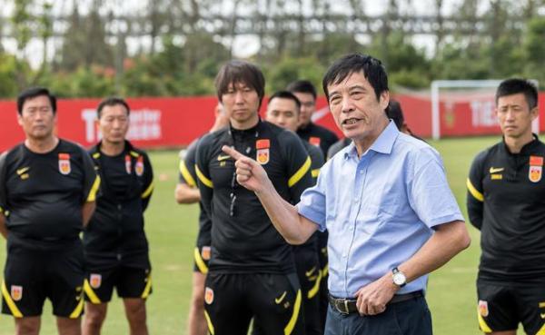 陈戌源鼓励国足球员。