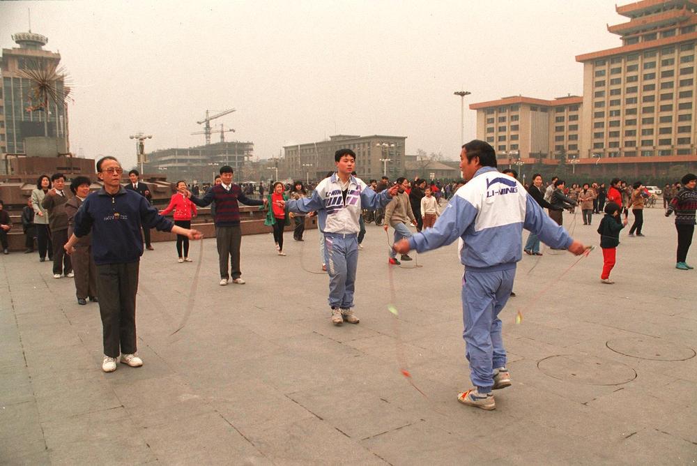 胡安民早年在西安市新城广场展示跳绳技艺。