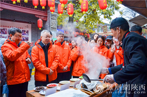 汉阴白火石汆汤的第十五代传承人现场展示白火石汆汤技艺