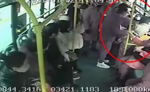 咸阳公交车上一对男女偷老人万元现金试图跳窗逃跑 司机乘客合力抓获