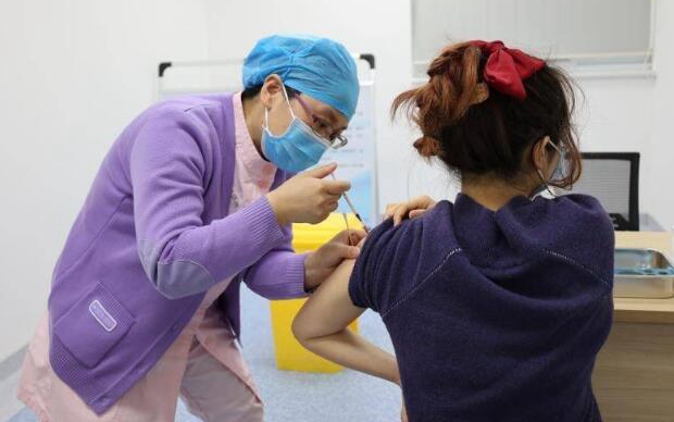 西安医务人员正有序接种新冠疫苗 普通人群尚未确定