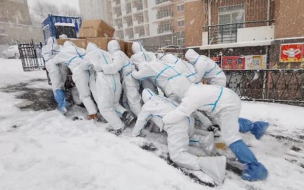 大连抗疫感人一幕：狂风大雪中一群人推着货物 跌倒又爬起