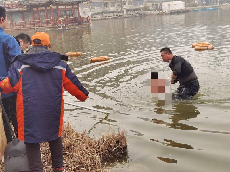 女子落水 曲江城管跳入冰冷湖中成功救人