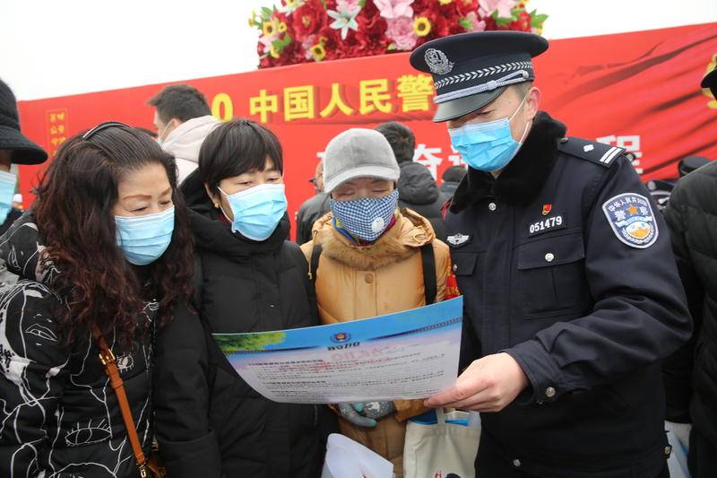 西安莲湖警方上街宣传110 庆祝中国人民警察节