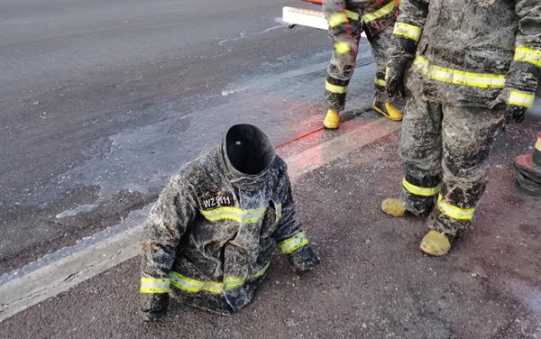 心疼！消防员极寒救火后 冰衣竟能直立地面