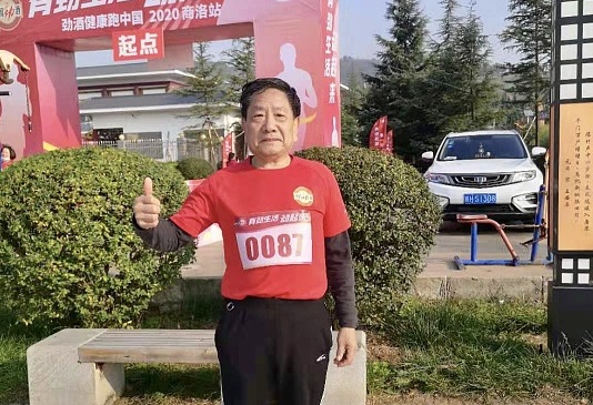 商洛65岁老人每天坚持跑15公里 两年前曾挑战马拉松
