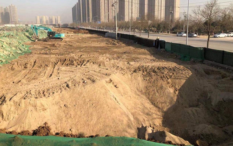 西安灞浦三路平地上挖出6米深大坑 村民怀疑有人非法挖沙