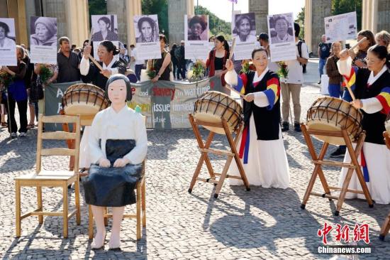 2019年8月14日，在德的韩国和日本民间团体在柏林勃兰登堡门前集会，敦促日本政府正式向“慰安妇”制度暴行受害者道歉。一座“和<span class=