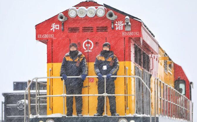 新疆迎来强降雪 铁路工人冒雪检测“铁蘑菇”