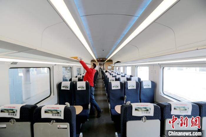西安开往渭南的动车组列车上旅客寥寥。　张远 摄